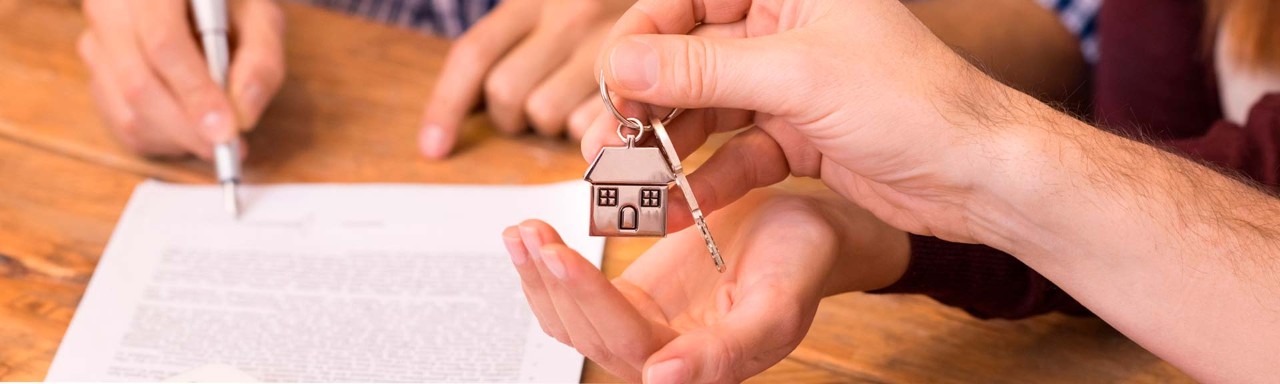 Firma del contrato de compraventa de una vivienda