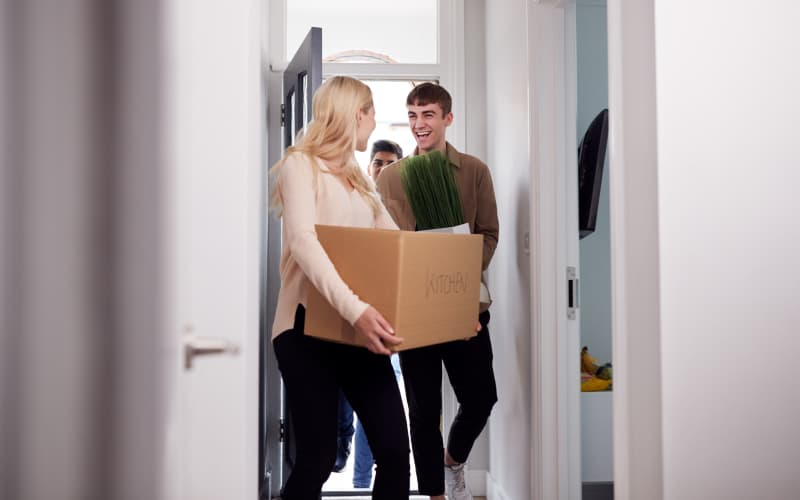 nuevos inquilinos mudándose a su vivienda en alquiler
