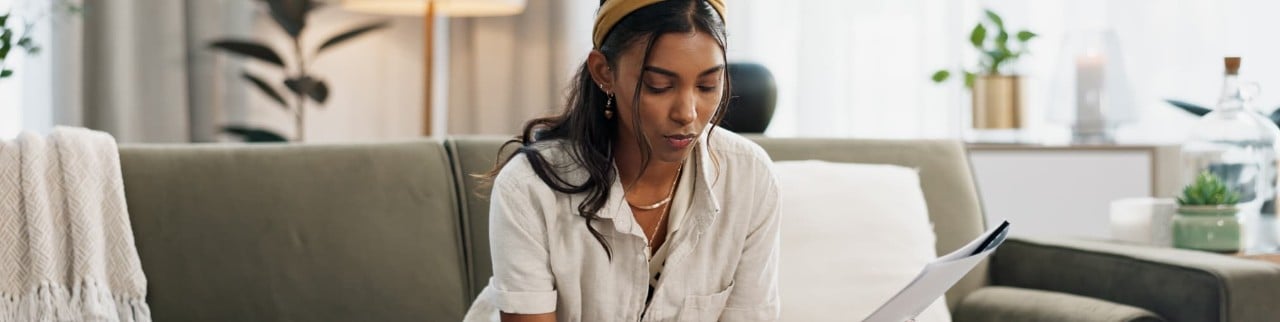 mujer haciendo preparativos para alquilar su vivienda
