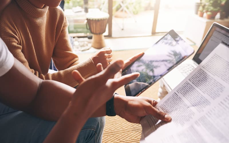 propietaria e inquilino revisando las responsabilidades de cada uno en el contrato de alquiler 