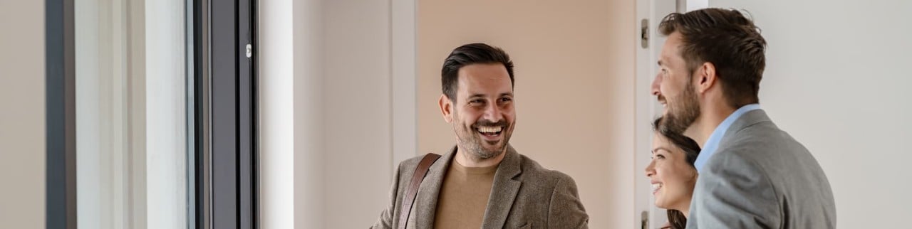 pareja visitando una propiedad en alquiler recién reformada