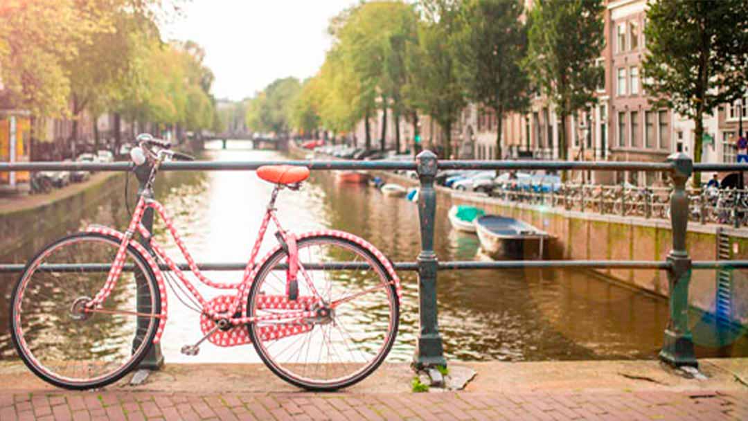 bicicleta junto a los canales de Amsterdam