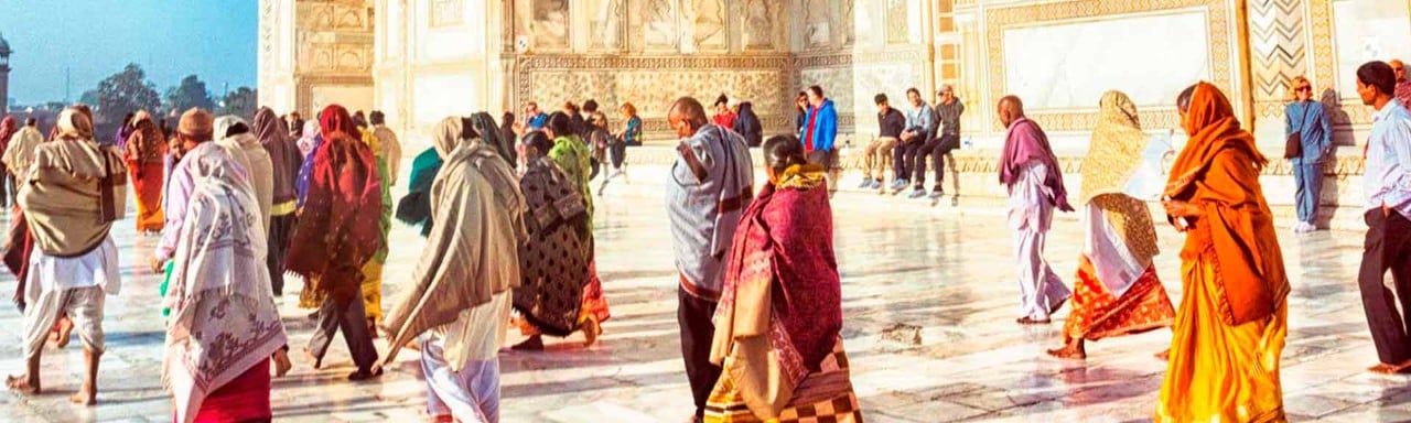 Gente en la orilla del ría Ganges