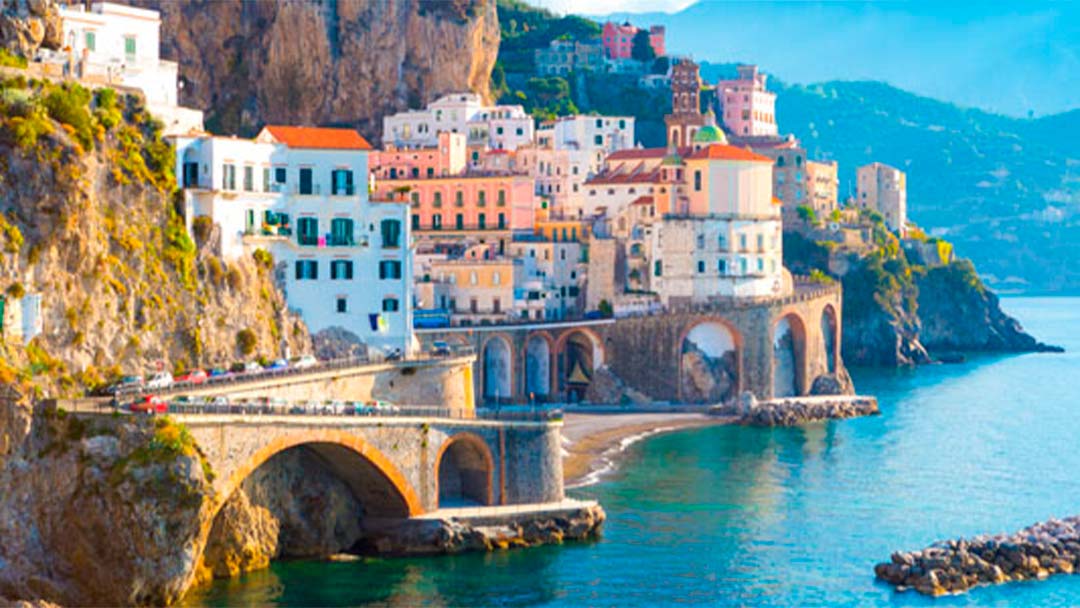 La Costa Amalfitana está rodeada de bellos acantilados y paisajes de película