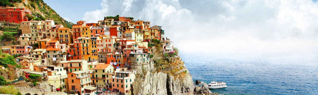 Pueblo en la costa italiana