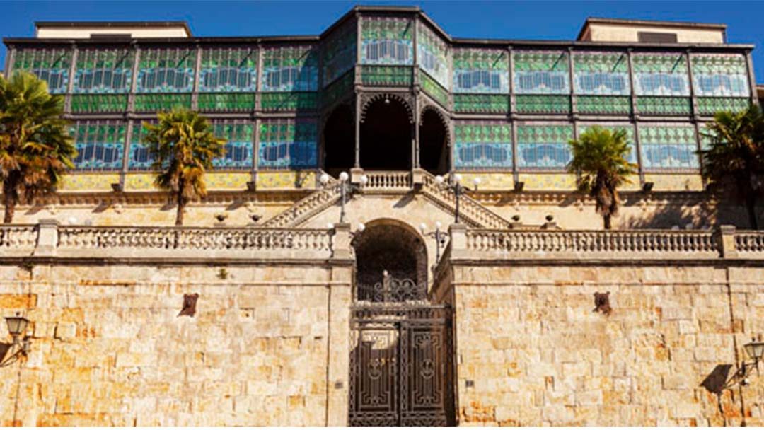 Casa Lis es un edificio modernista en Salamanca construido sobre un fragmento de la antigua muralla de la ciudad