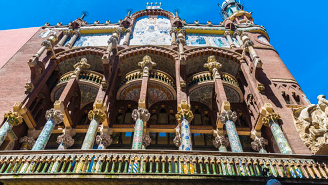 Palau de la Música Catalana se encuentra en Barcelona y es obra del célebre arquitecto Luís Domènech i Montaner