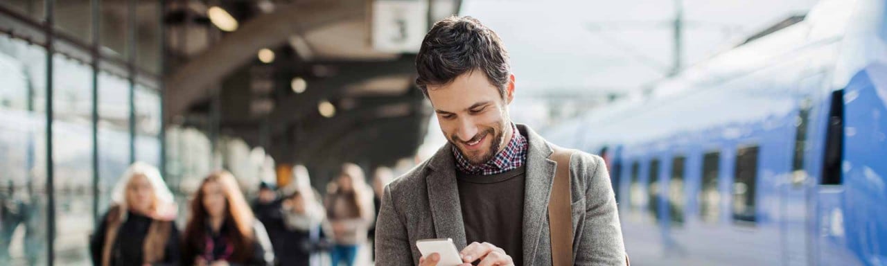 Un apersona usando su móvil para contratar un seguro de viaje