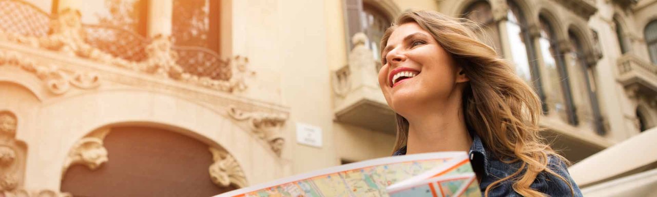 Una mujer paseando por la ciudad durante su viaje