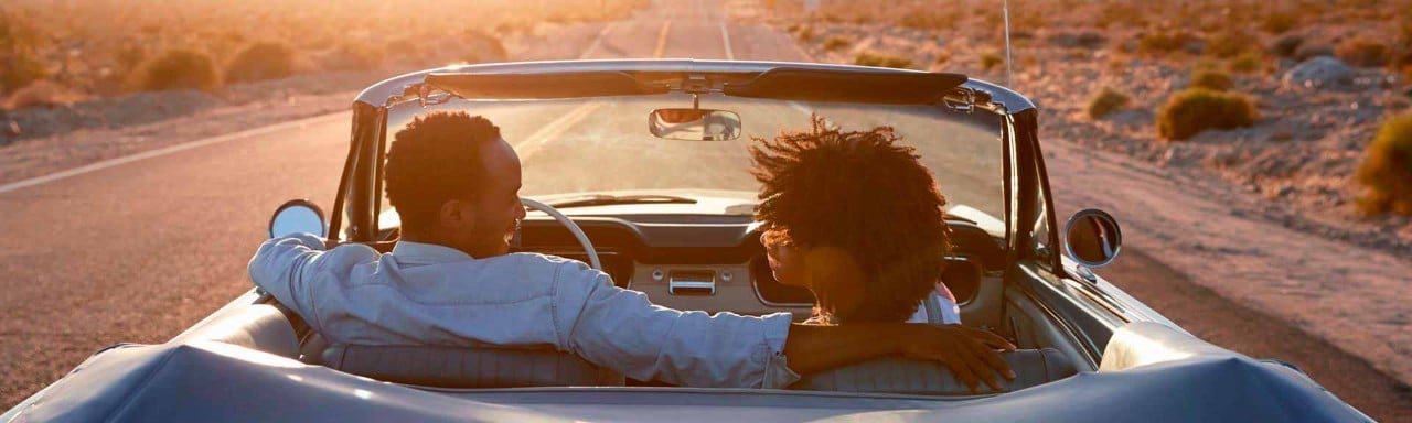 Una pareja de viaje en un coche