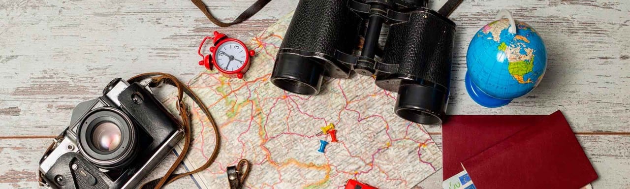 Mapa, prismáticos y cámara de fotos