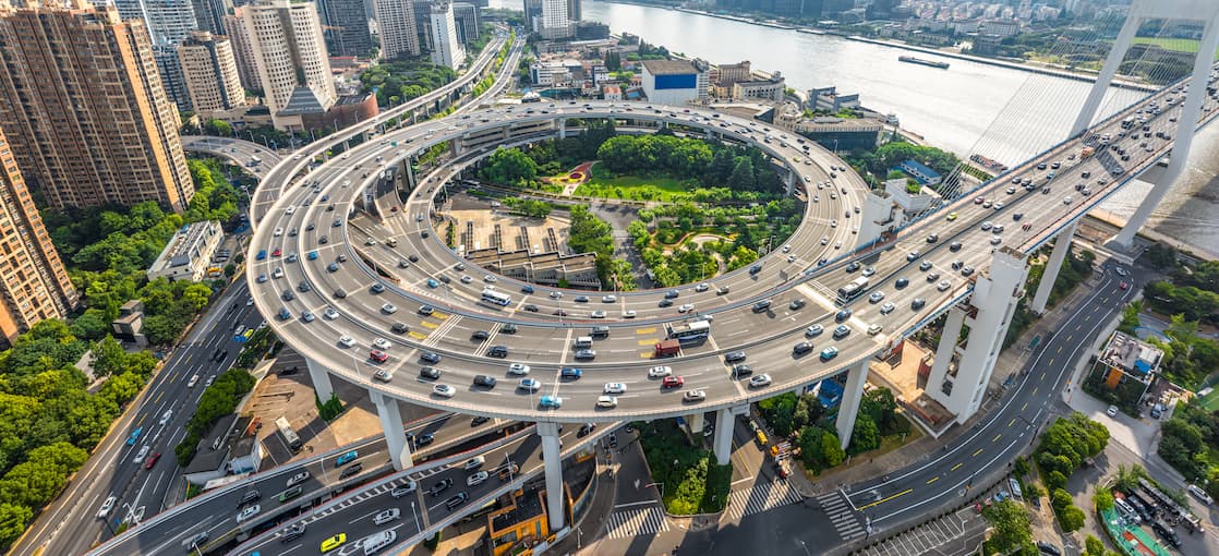autopista repleta de coches en shanghai, china