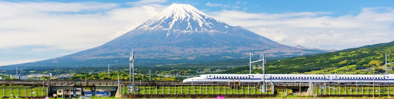 tren bala, shinkanzen, pasando frente al monte fuji de japon