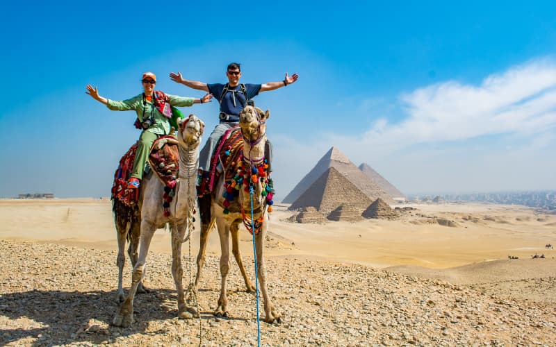 viajero en el desierto haciendo un tour en camello