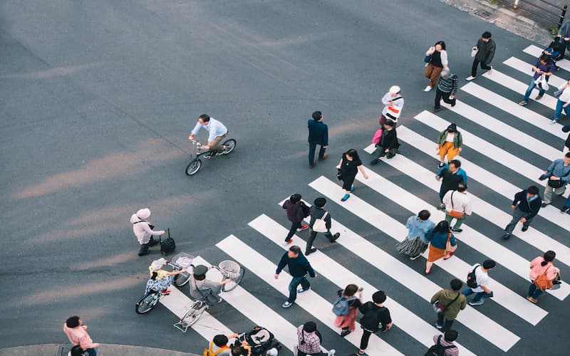 locales y turistas cruzando un paso de peatones en tokio, japon