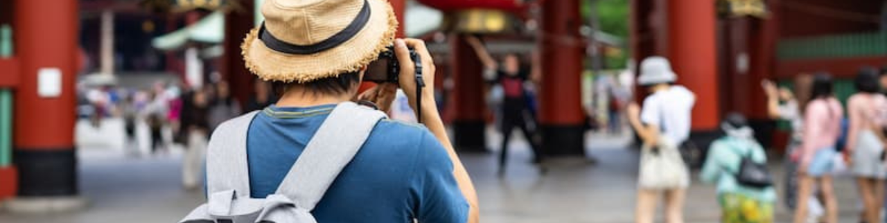  turista español haciendo fotografías en el templo sonso de tokio, japon