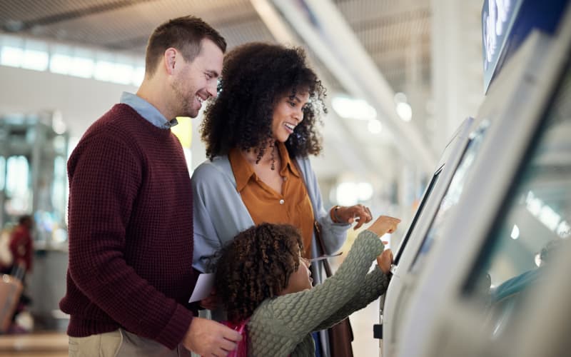 pareja viajando con niños a Estados Unidos