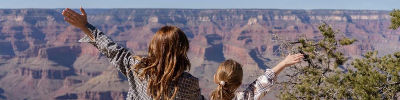 madre e hija disfrutando de las vistas del Gran Cañón de Colorado en Estados Unidos