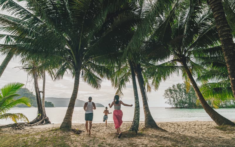 familia con niños disfrutando de su viaje a koh kood island en tailandia 