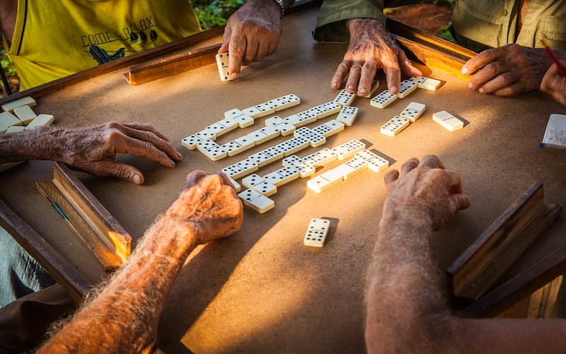  cubanos jugando al dominó en la calle
