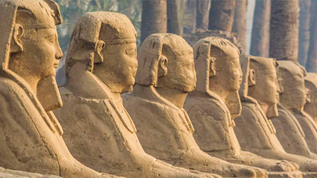 Estatuas de esfinges en el Templo Egipcio de Luxor