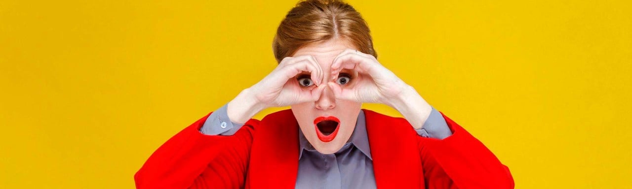 Una mujer con cara de sorprendida