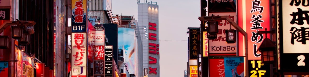 calle iluminada de tokio en japon