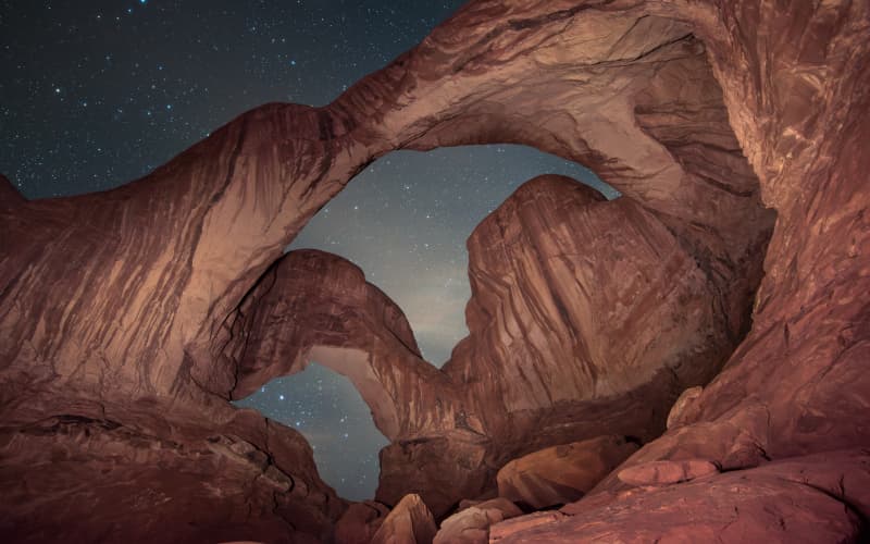 Cielo nocturno en el parque nacional de los arcos de utah, estados unidos