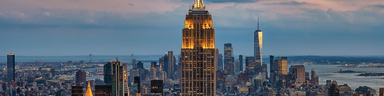 Skyline de la ciudad de nueva york en estados unidos mientras anochece