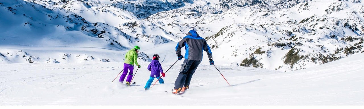 Una familia esquiando en la montaña