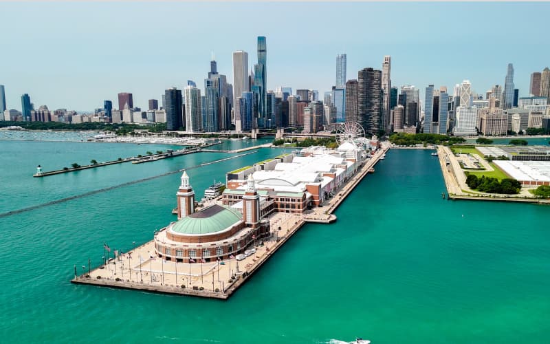 vista de pájaro del navy pier y del skyline de Chicago