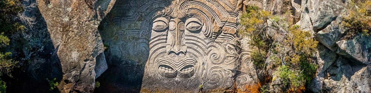 roca tallada en lago taupo en nueva zelanda