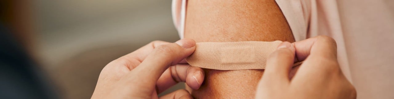 Un turista que acaba de recibir una vacuna para viajar al extranjero