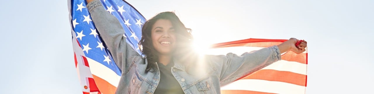mujer sosteniendo la bandera de los estados unidos