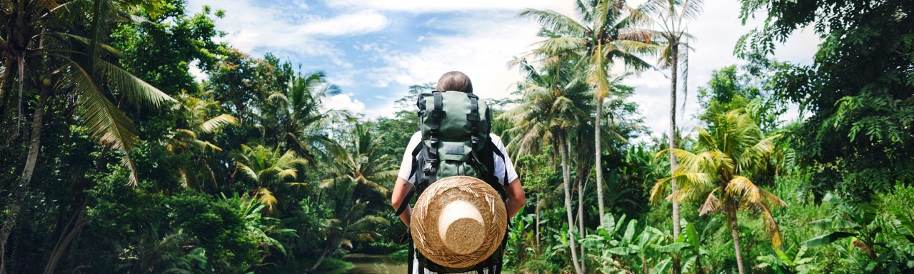 Un hombre jóven viajando de mochilero