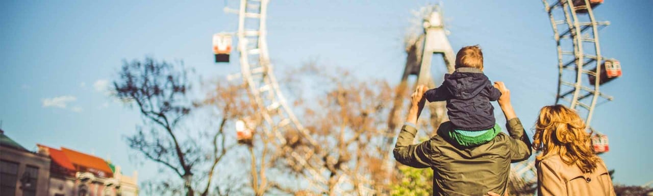 Una familia en un parque de atracciones