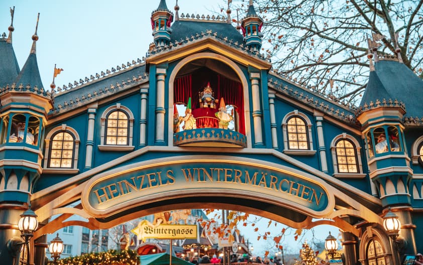 arco de entrada en mercado de navidad de colonia, alemania