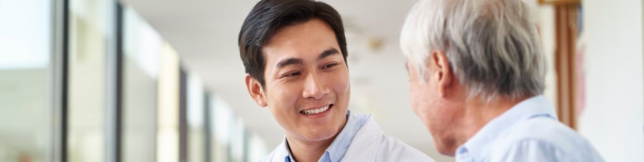 doctor pasando consulta a un paciente en china