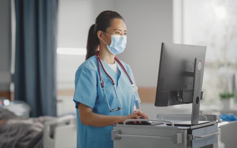 doctora atendiendo a un paciente con seguro medico de viaje a china