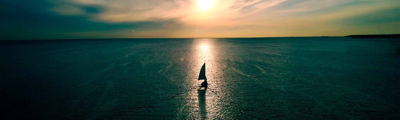 Un barco navigando en el mar