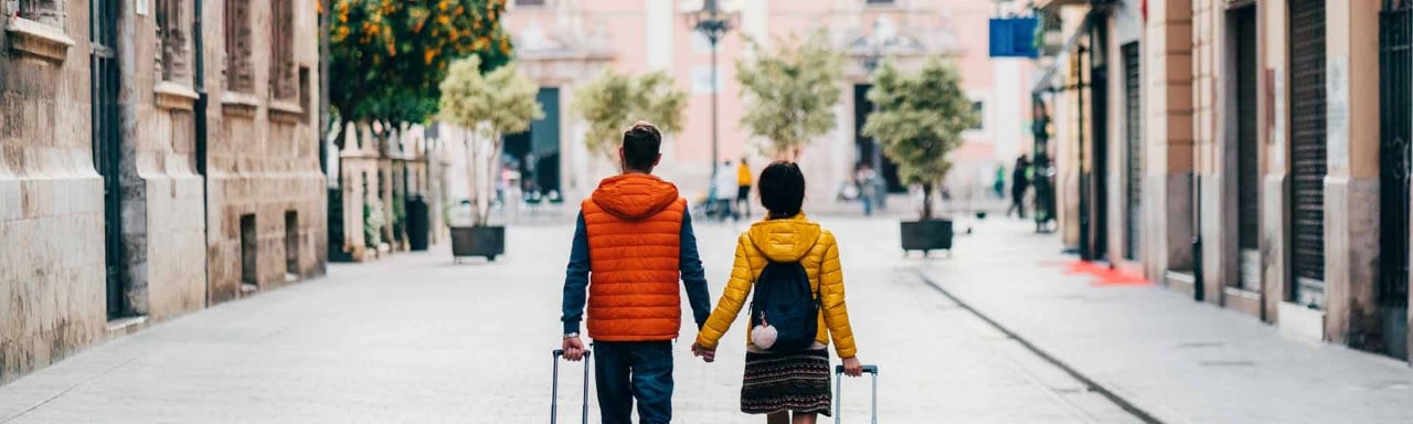 Una pareja visitando Madrid