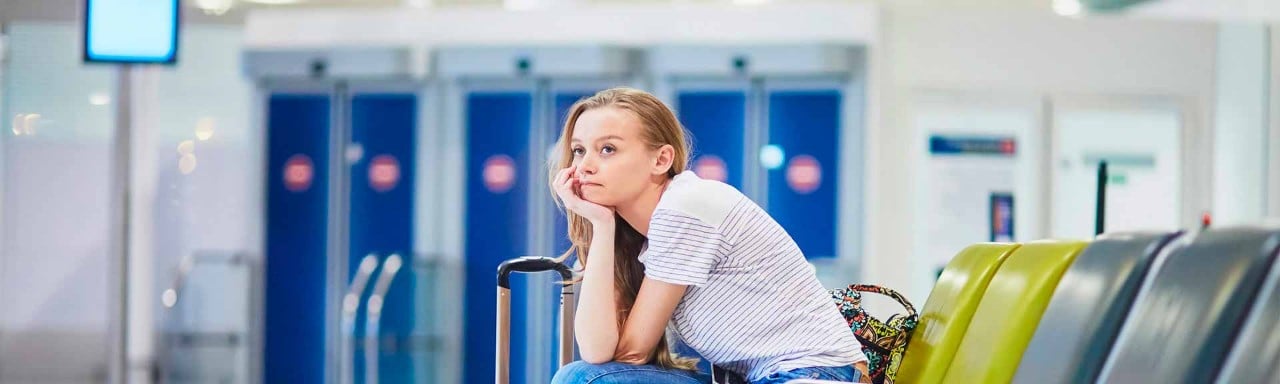 Una persona esperando su equipaje en el aeropuerto