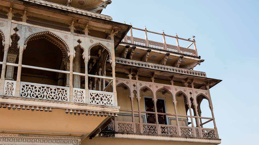 El Palacio Jaipur se encuentra en la ciudad de Jaipur y alberga un museo que recorre la historia de los gobernantes de la ciudad