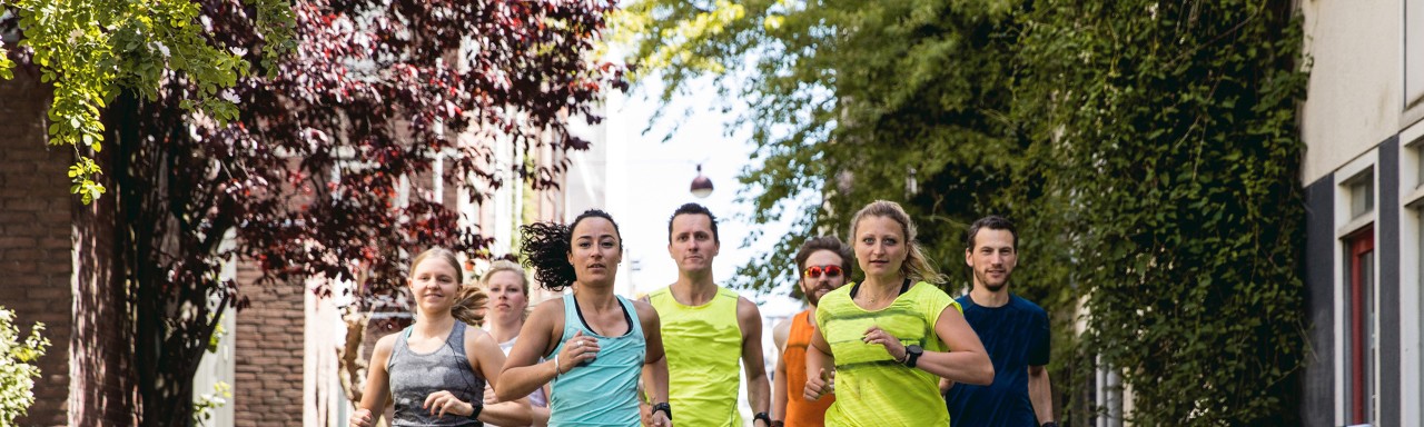 Un grupo de gente corriendo una maraton