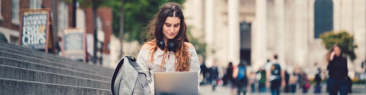 Una estudiante extranjera trabajando con ordenador