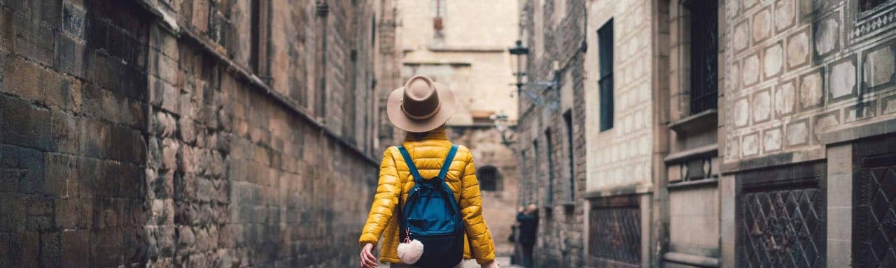 Una turista visitando un pueblo medieval