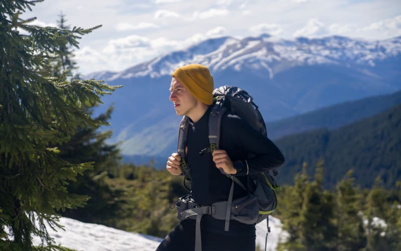 hombre mochilero viajando solo por montañas eeuu