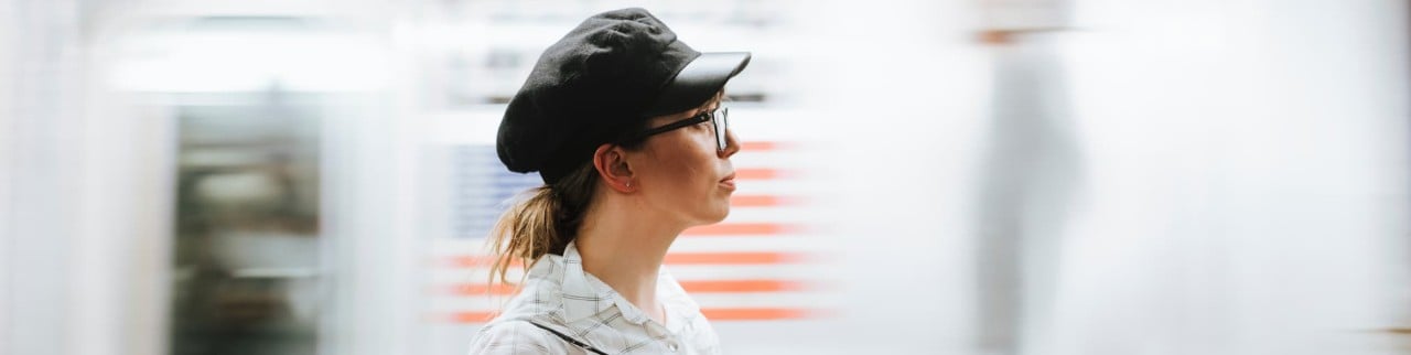 mujer viajando sola en transporte público en estados unidos