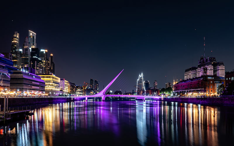 puente de la mujer en puerto madero argentina de noche
