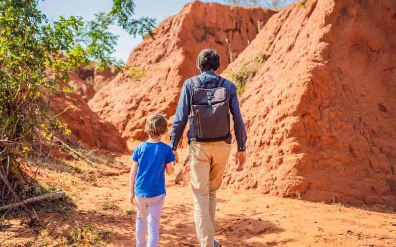 padre e hijo de excursion por kings canyon en australia